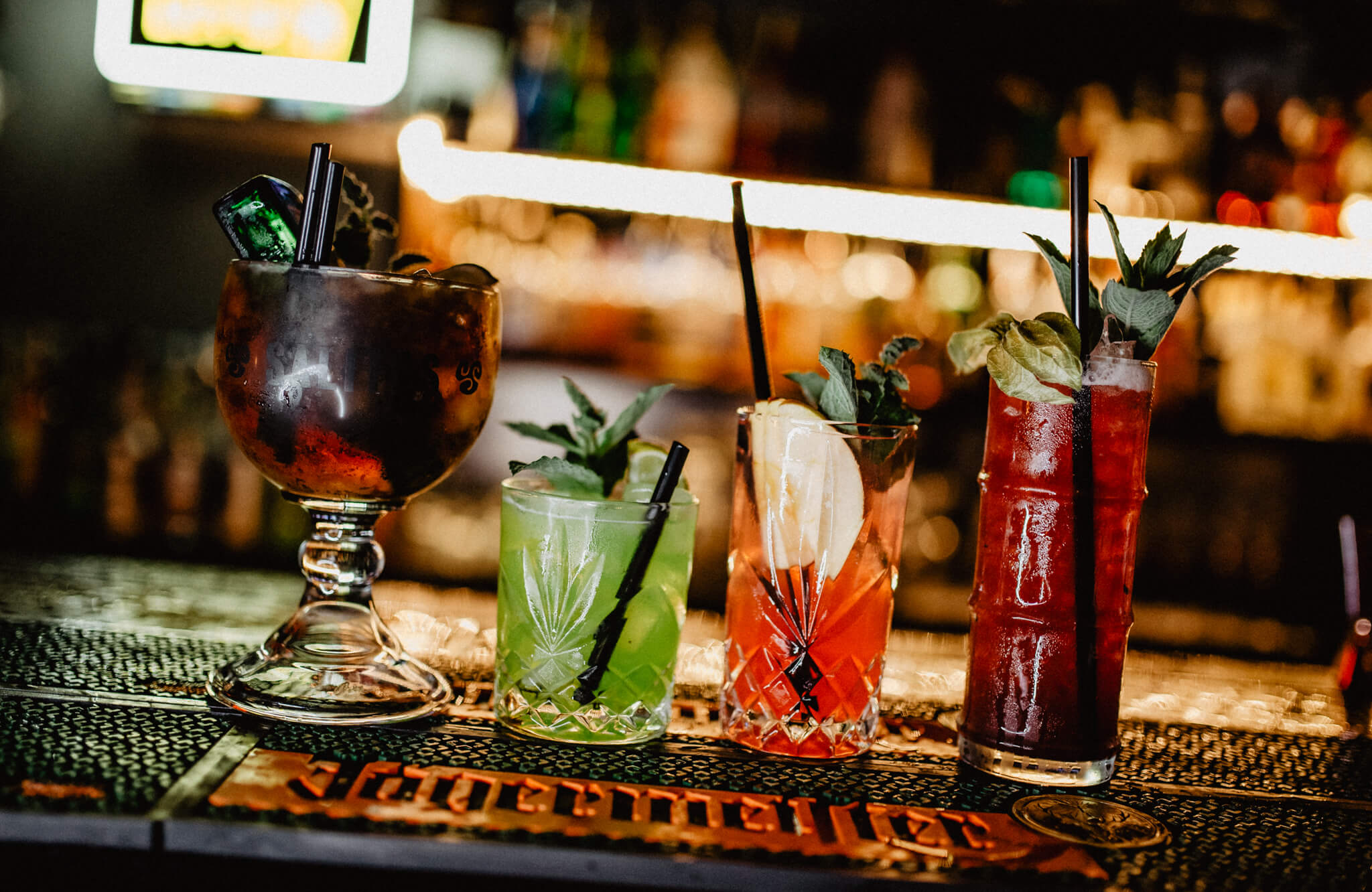 Rozmaite drinki obok siebie