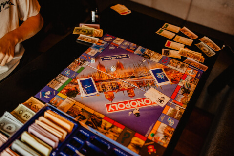 Gra Monopoly w trakcie gry.